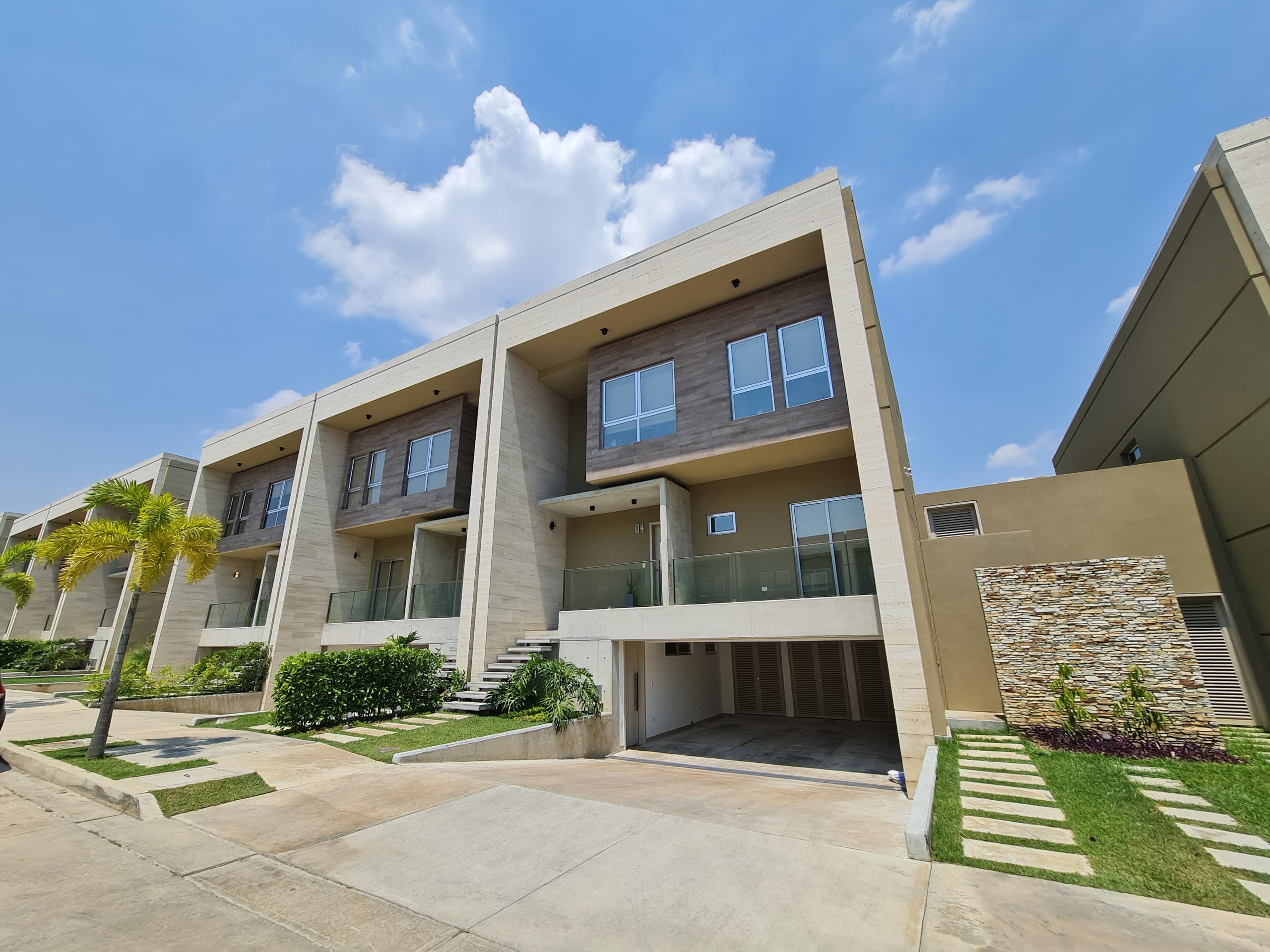 Semi-furnished Townhouse in Cumbres de Guataparo-Valencia